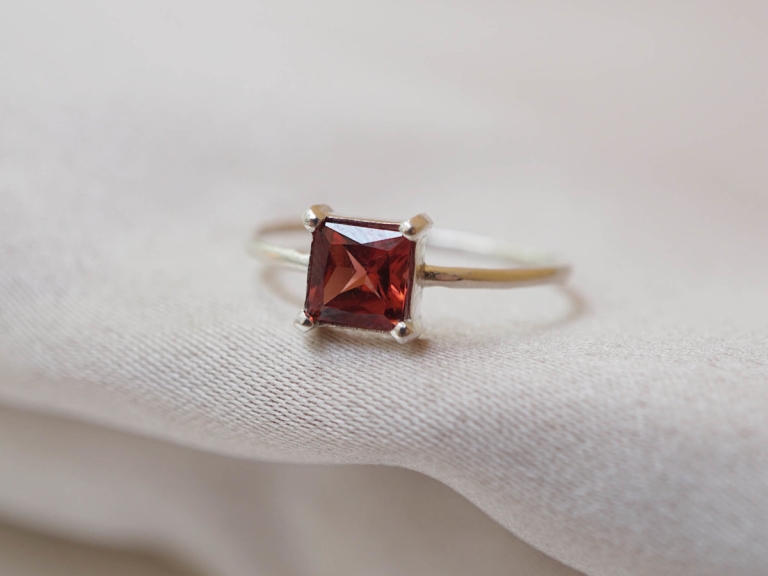 GARNET PRONG SQUARE SKINNY RING