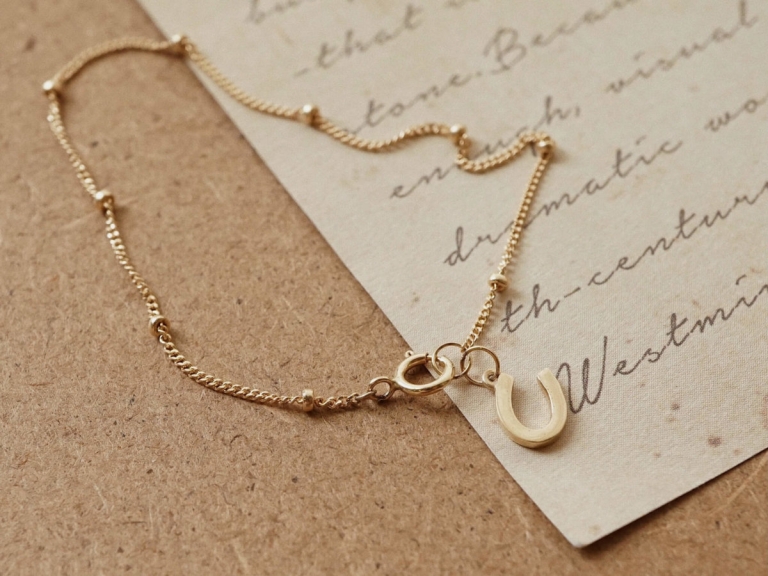 HORSESHOE SATELLITE BRACELET