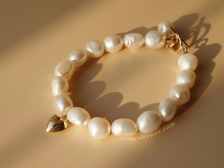 PUFF HEART - TOGGLE CLASP BAROQUE PEARL BRACELET