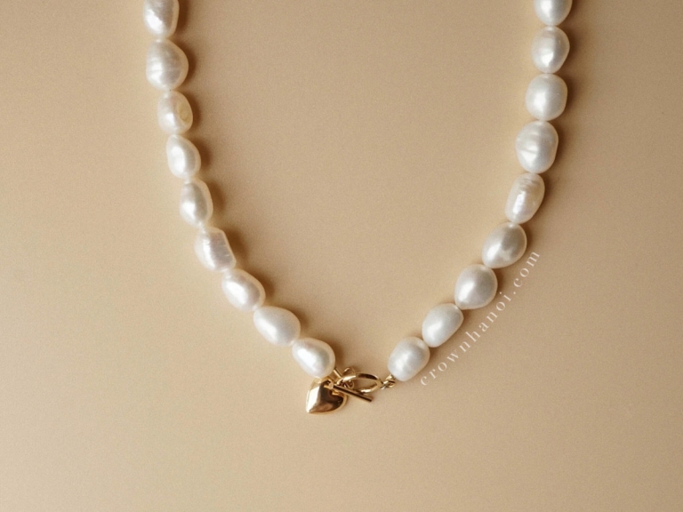 PUFF HEART - TOGGLE CLASP BAROQUE PEARL NECKLACE