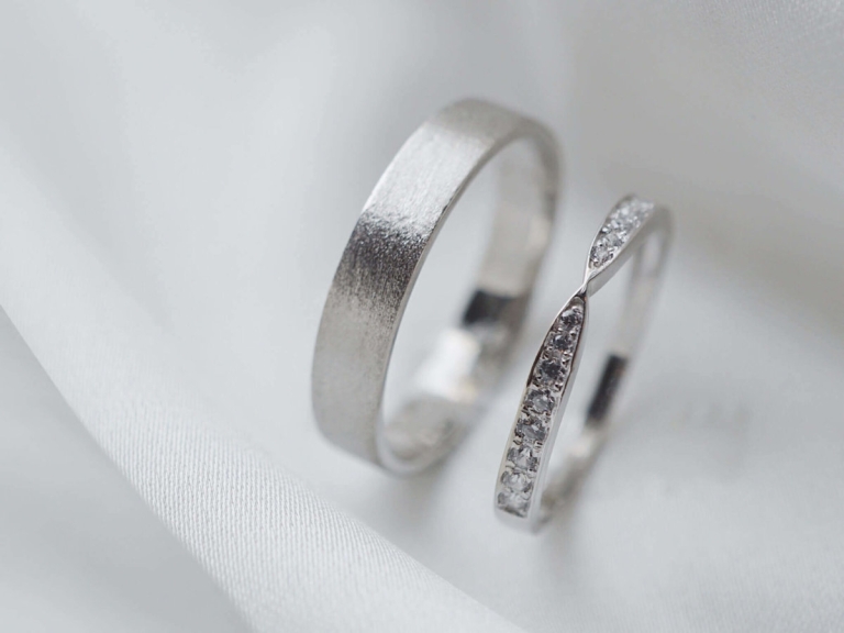 BOW ETERNITY RING & BAND RING 4MM