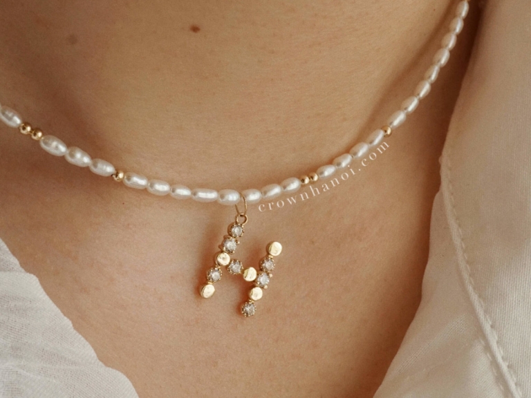 COLOR LETTER - BEADED RICE SHAPE PEARL CHOKER NECKLACE