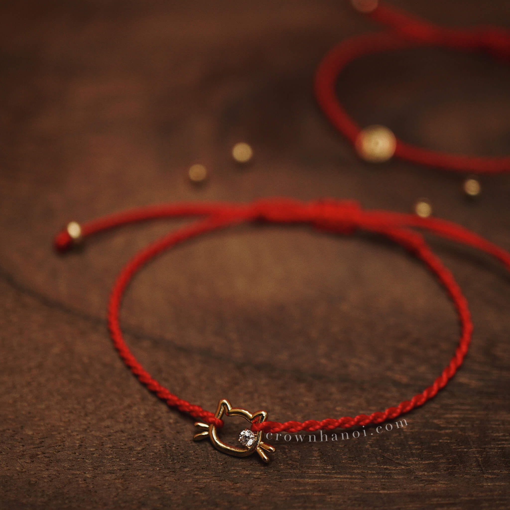 KITTY LUCKY STRING BRACELET – CROWN