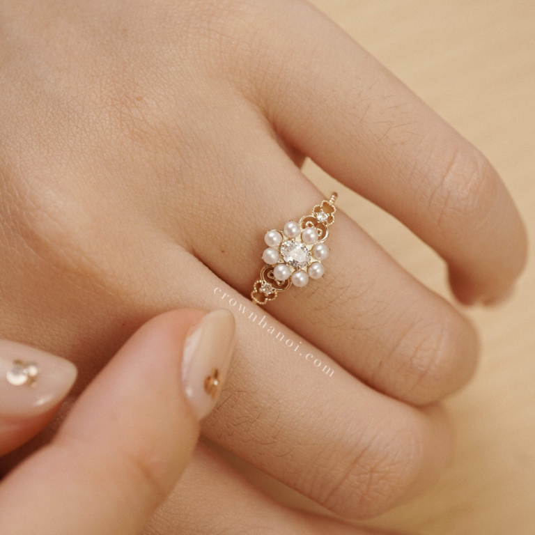 SOLITAIRE IVORY BLOOM RING