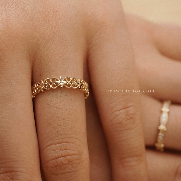 Alternative view of FLORALOOP RING