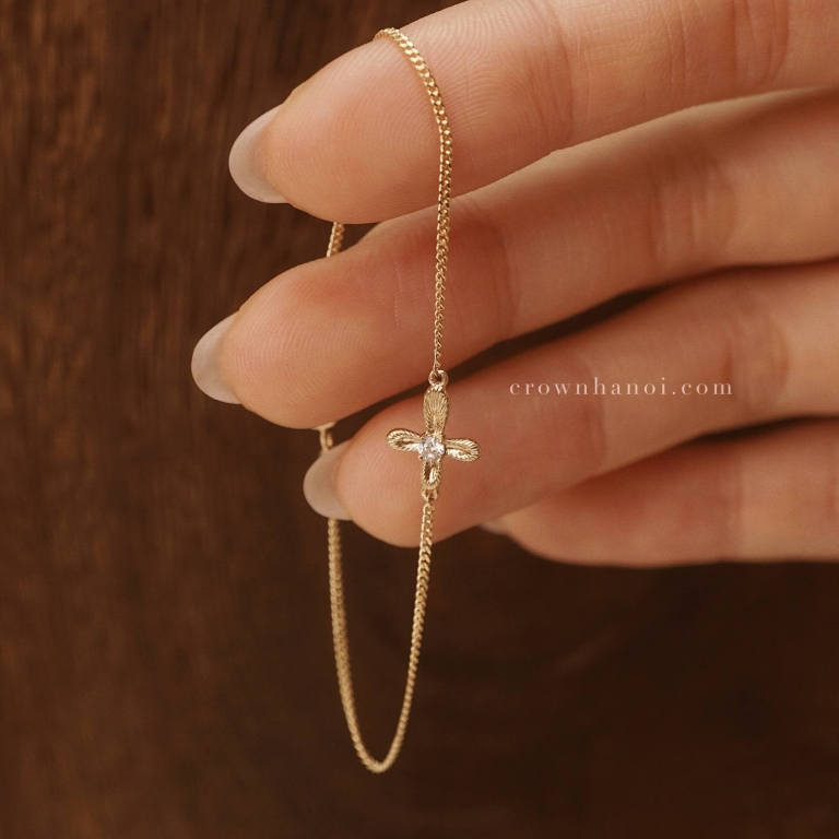 Alternative view of FEATHER CLOVER CURB BRACELET
