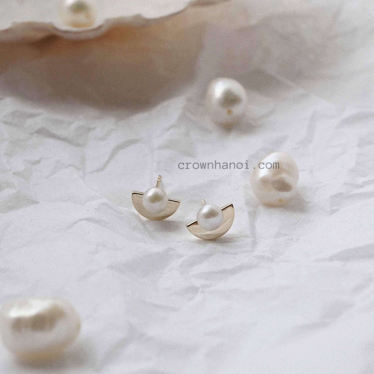 CRESCENT PEARL EARRINGS - 4MM