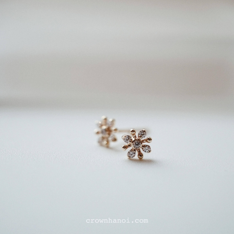 TINY SNOWFLAKE EARRINGS