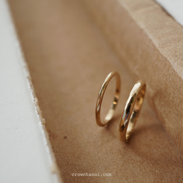 FACET D-SHAPE BAND COUPLE RING