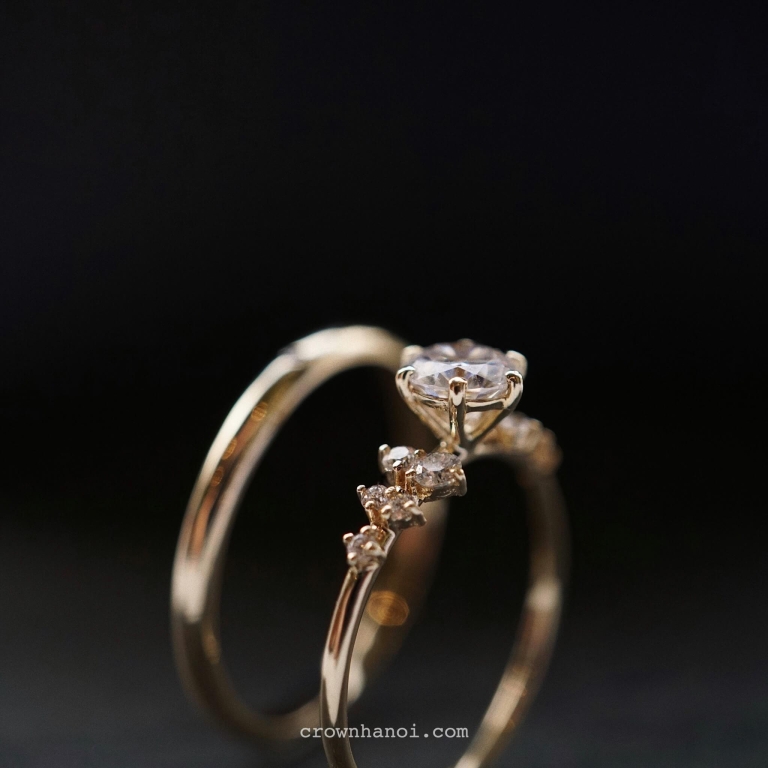STONE HOLLOW D-SHAPE RING & 6 PRONG SOLITAIRE ALTERNATING RING