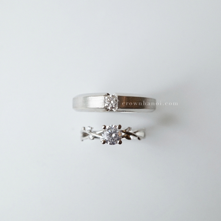 EDGE BAND RING 4.5MM - TWIG BUDS SOLITAIRE RING