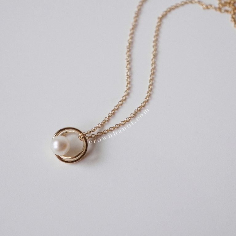 EMBRACE PEARL NECKLACE