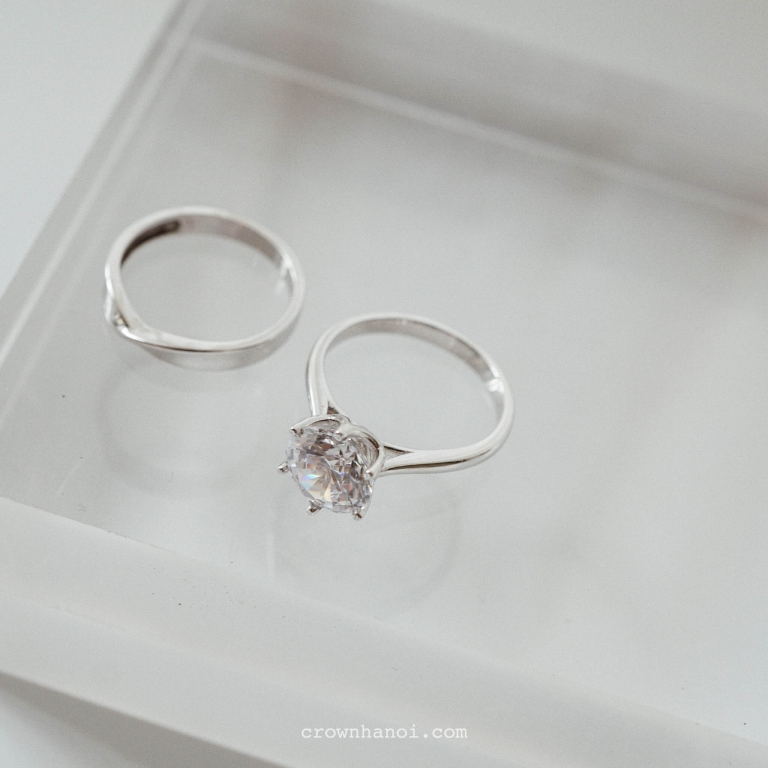 SILKY BAND RING & QUEEN SOLITAIRE RING (PLATINUM)