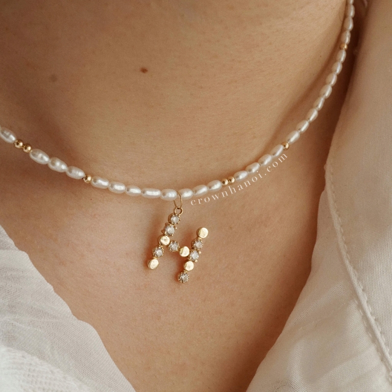 COLOR LETTER - BEADED RICE SHAPE PEARL CHOKER NECKLACE