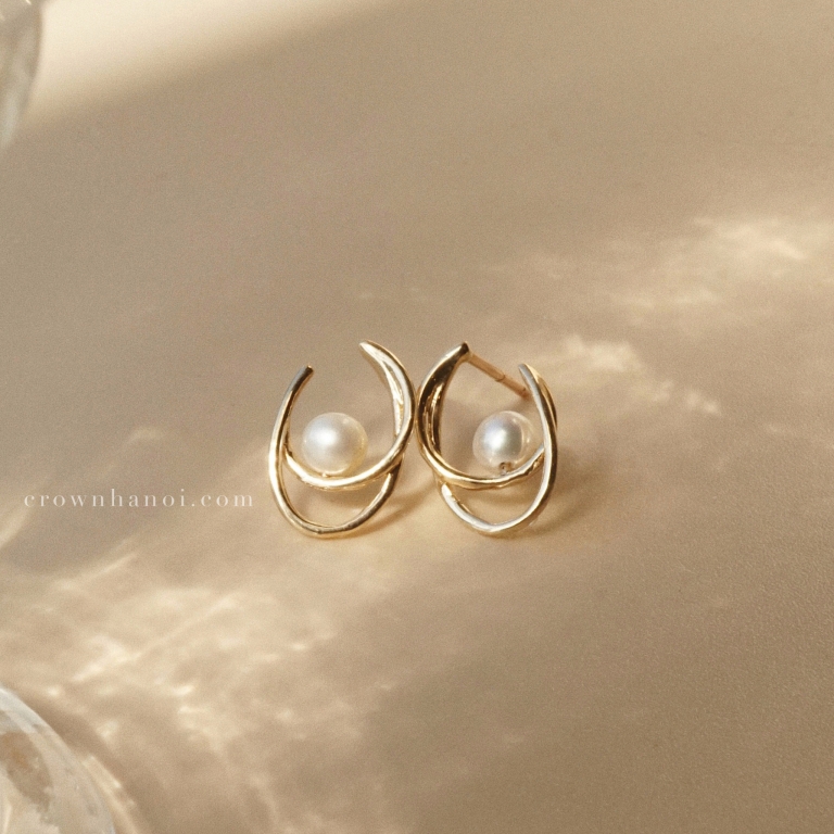 ATMOSPHERIC PEARL EARRINGS