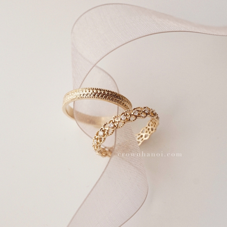 LAUREL BAND RING & VINTAGE HEART ETERNITY RING