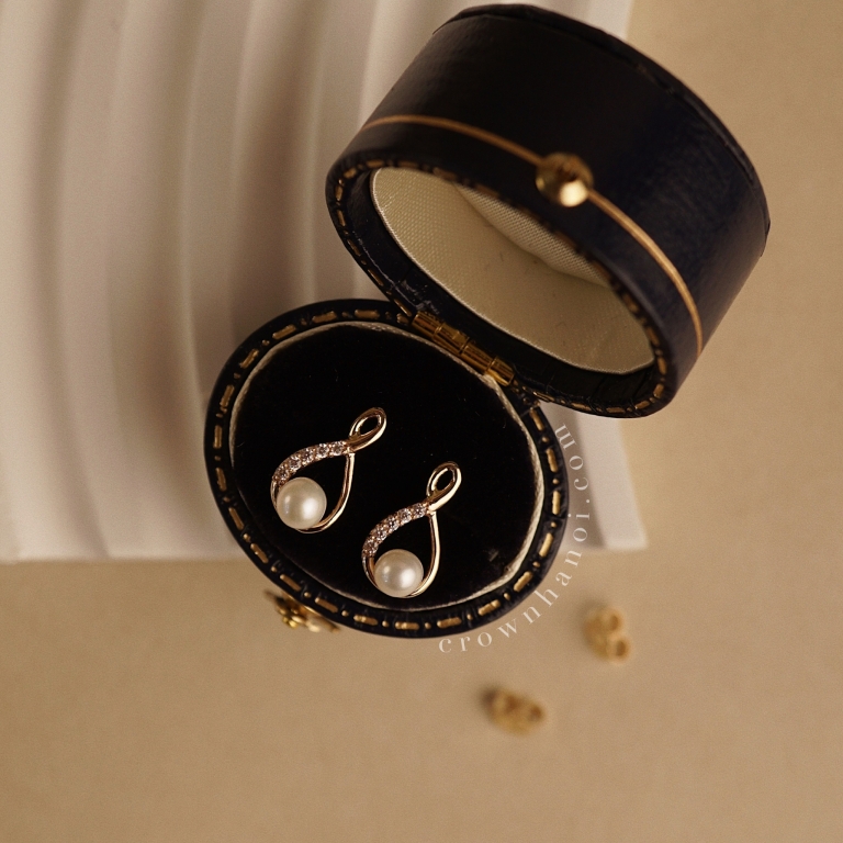 VERTICAL INFINITY PEARL EARRINGS