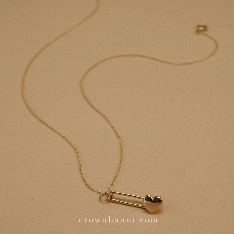 HEART SAFETY PIN NECKLACE