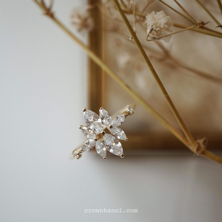 MARQUISE SNOW RING