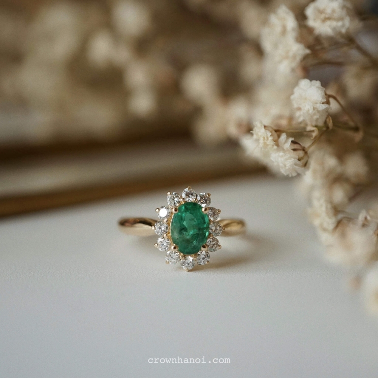 HELIOS OVAL EMERALD RING