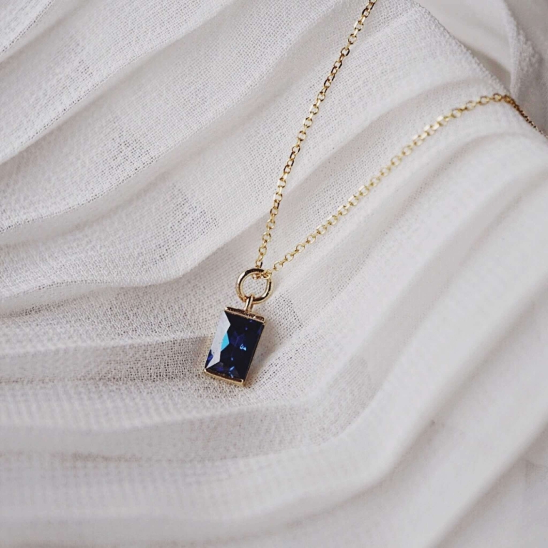 VERTICAL RECTANGLE STONE NECKLACE