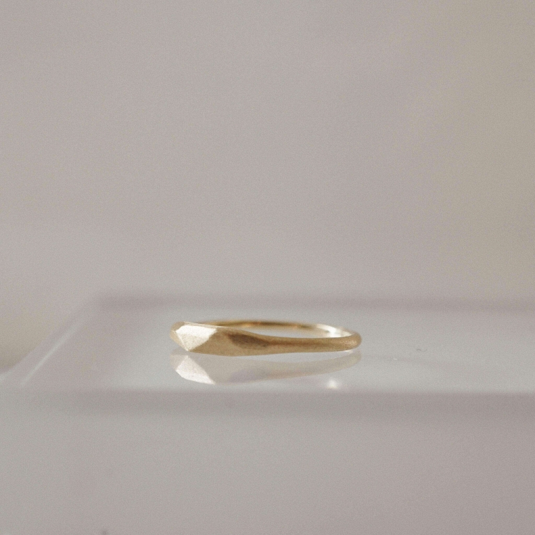 SKINNY FACET RING - 2.5MM