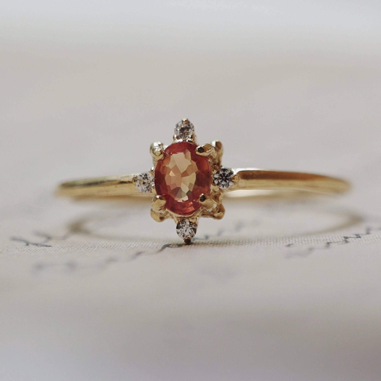 OVAL SAPPHIRE HELIOS RING