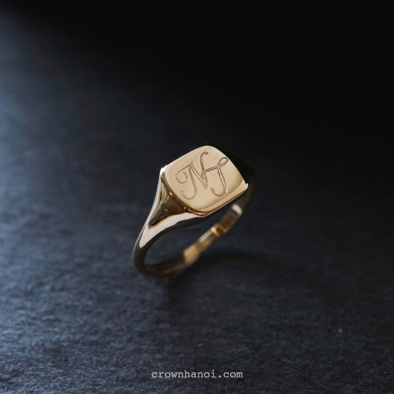 HOLLOW SQUARE SIGNET RING