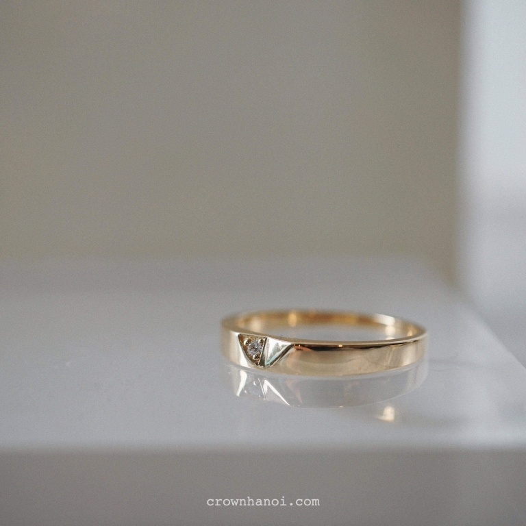 TRIANGLE BAND RING