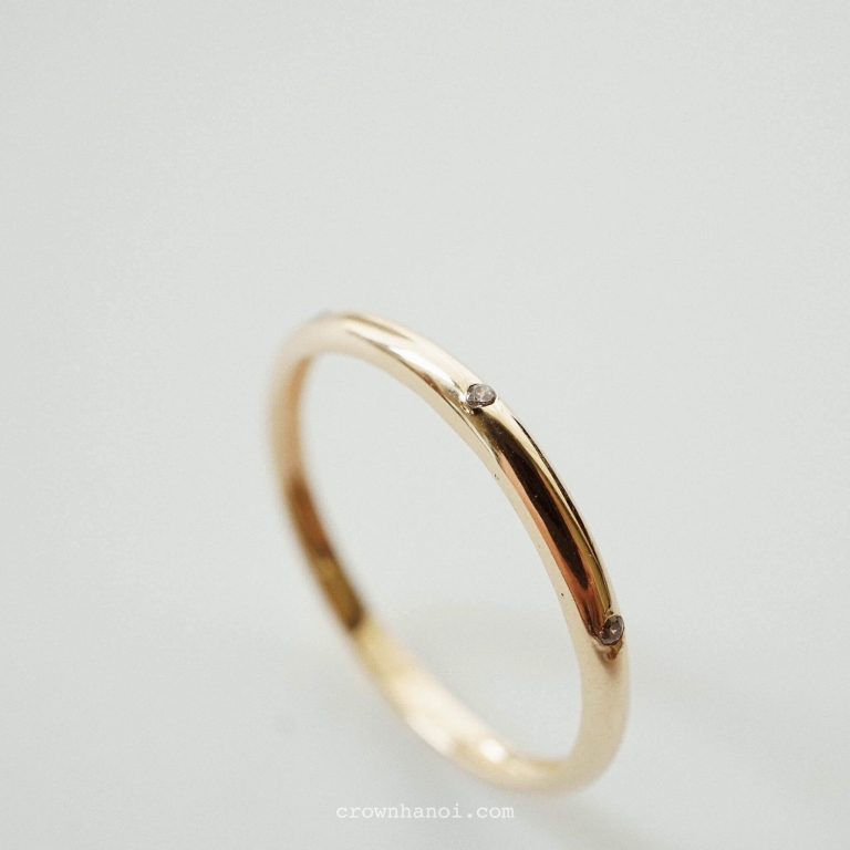 TRI STONE HOLLOW D-SHAPE RING