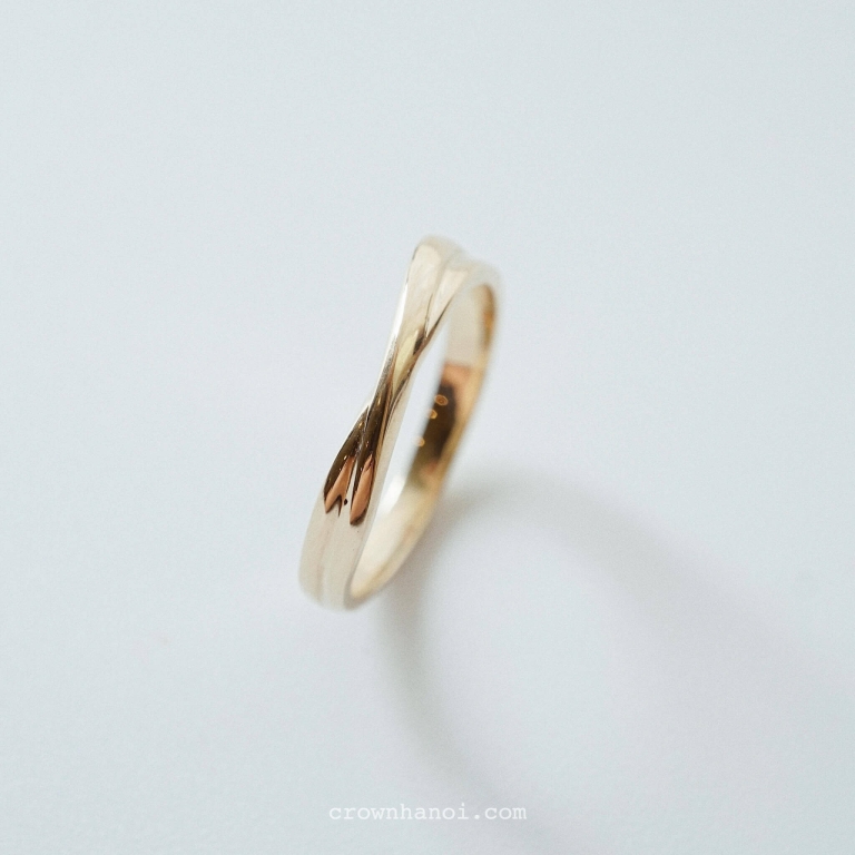 CROSSWISE BAND RING