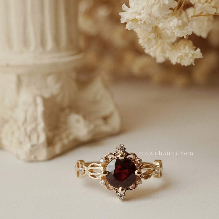 GARNET RETRO RING