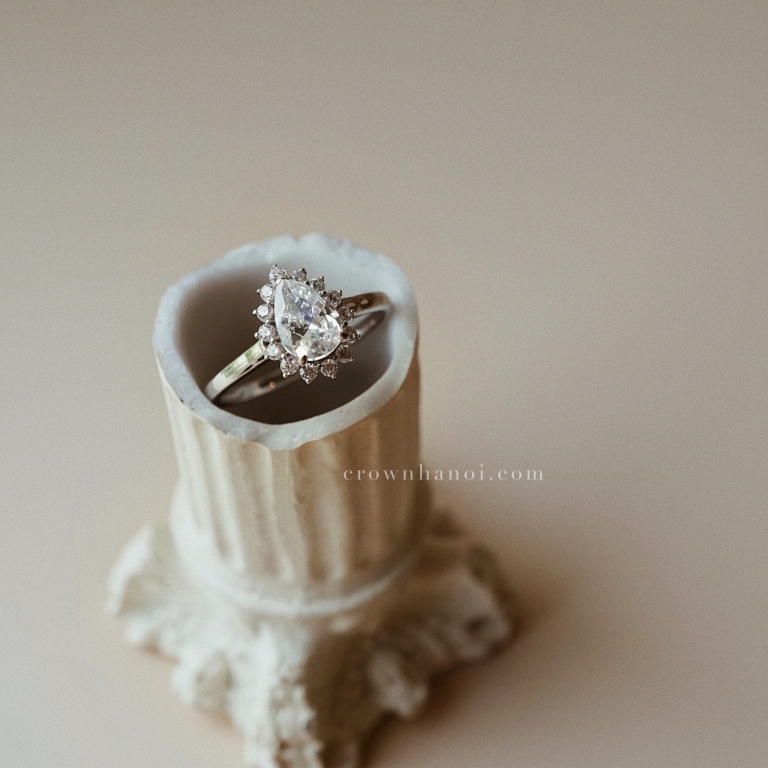 HELIOS PEAR CUT RING