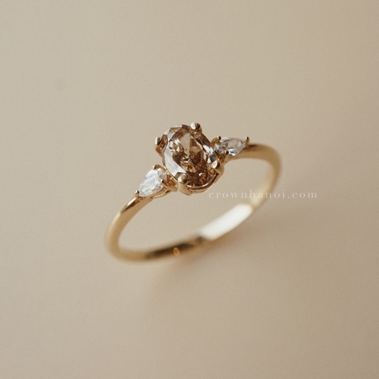 OVAL CHAMPAGNE DIAMOND PEAR SIDE RING