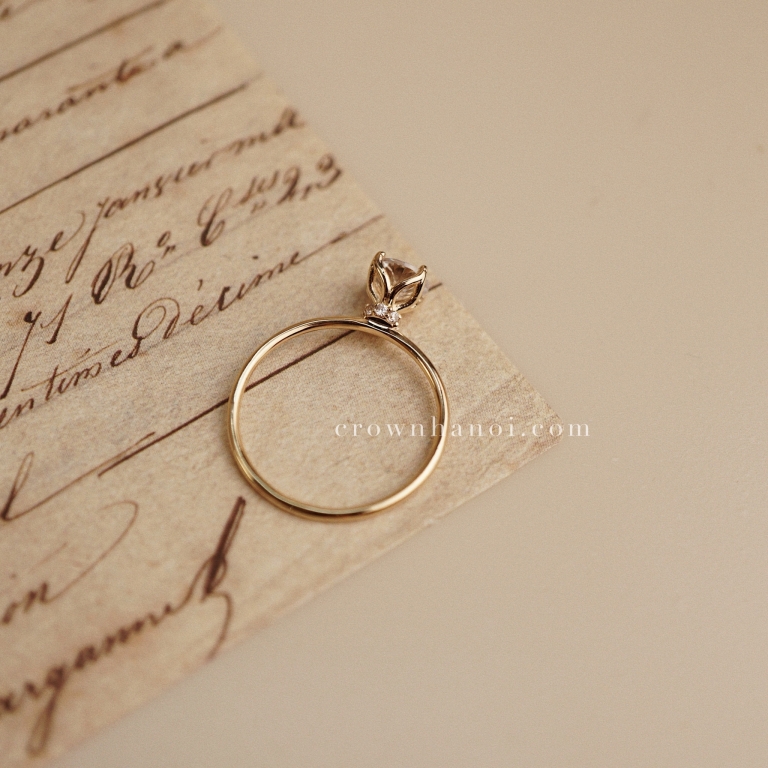 SECRET HALO ROUND SKINNY RING