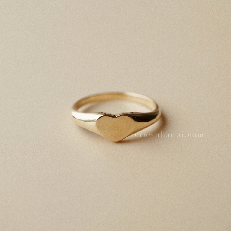 PETITE HEART SIGNET RING