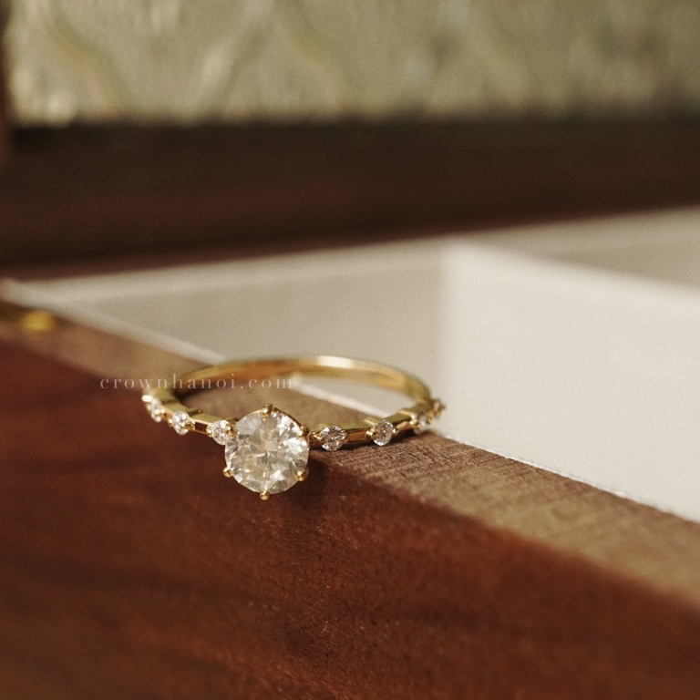 SOLITAIRE PETITE DIAMOND DISTANCE RING