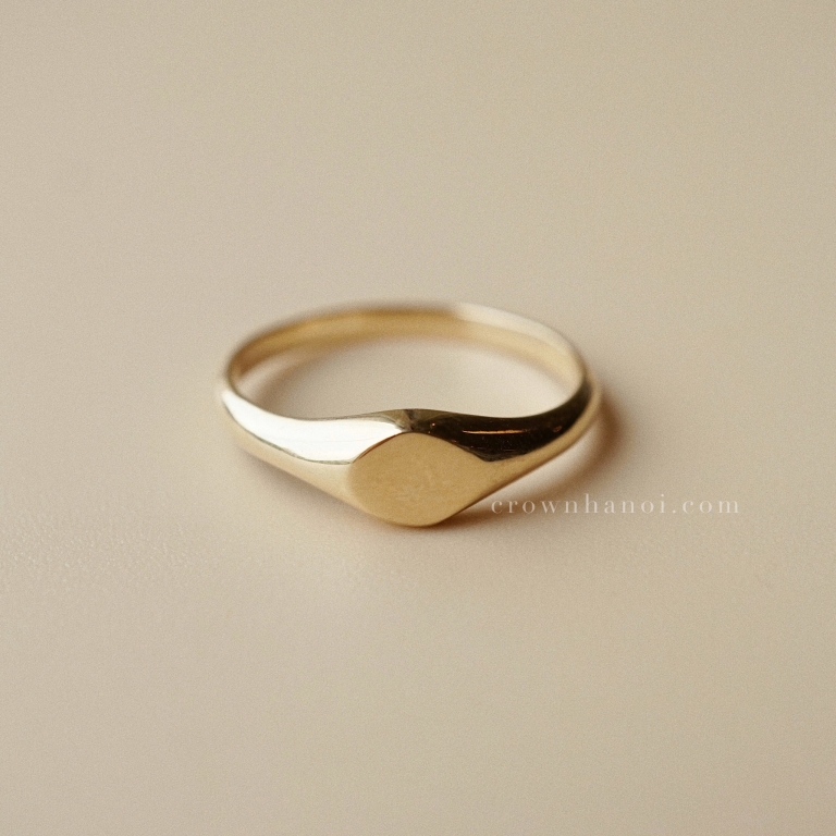 PETITE ROUND SIGNET RING