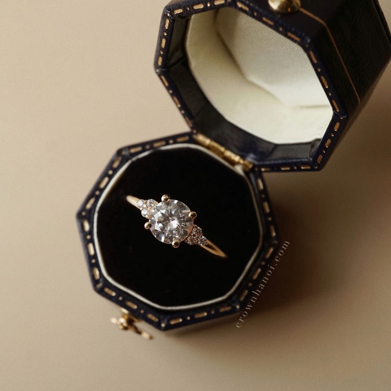 SOLITAIRE TRI SIDESTONE RING