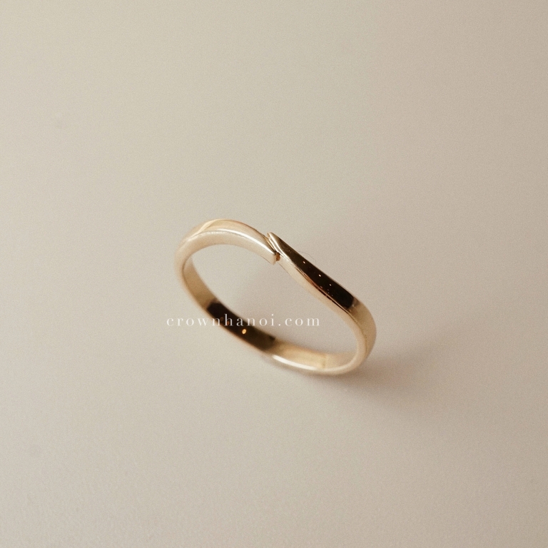 CROSS OVER BAND RING