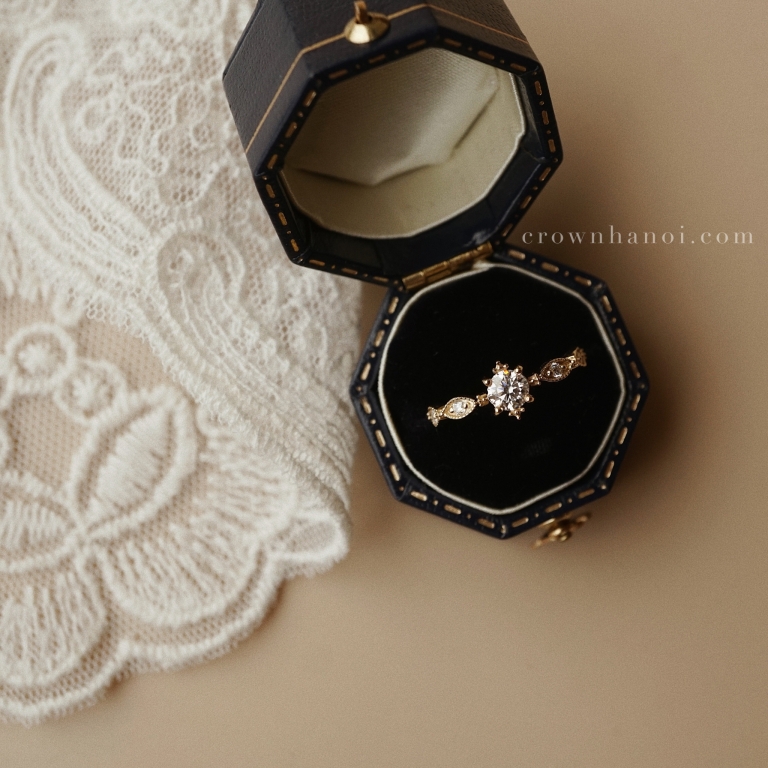 CRYSTAL EYELET RING
