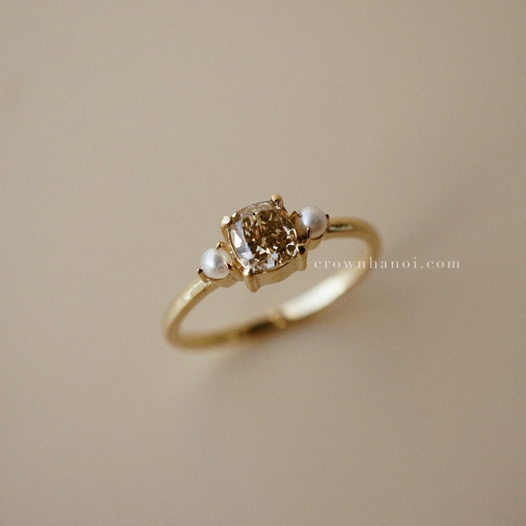 CUSHION CHAMPAGNE DIAMOND PEARL SIDE RING