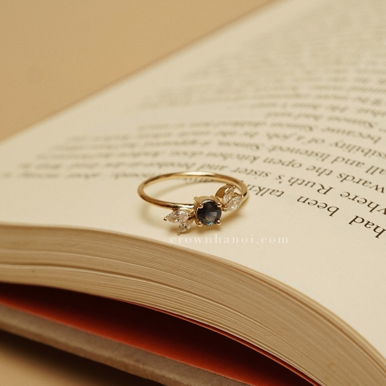 SAPPHIRE FLOWER RING