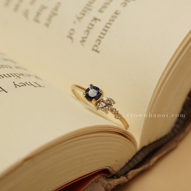 SAPPHIRE DAPHNE RING